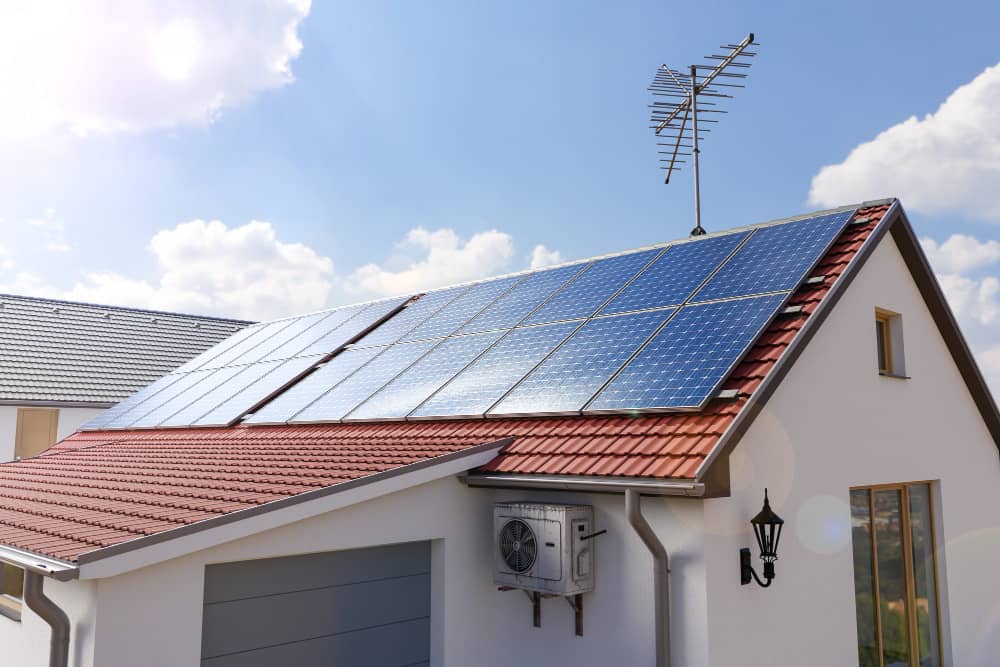Imagen de una instalación de paneles solares en una vivienda